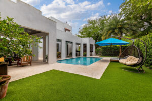 jardin-con-cesped-artificial