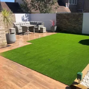 jardin-con-cesped-artificial-instalado