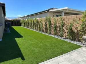 patio-con-cesped-artificial